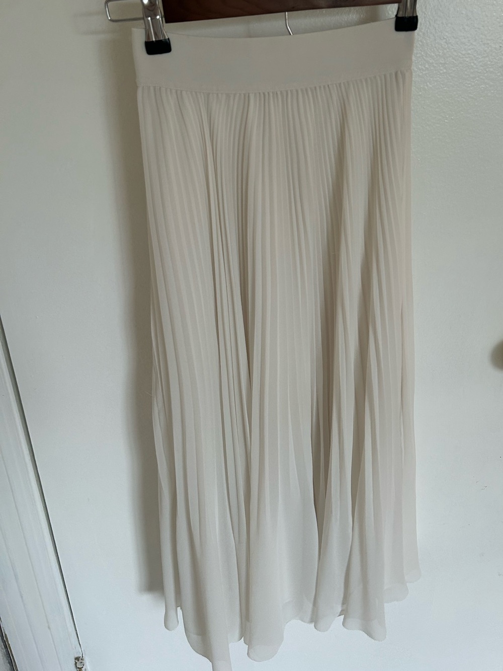 Aritzia Wilfred Pleated white Maxi Skirt